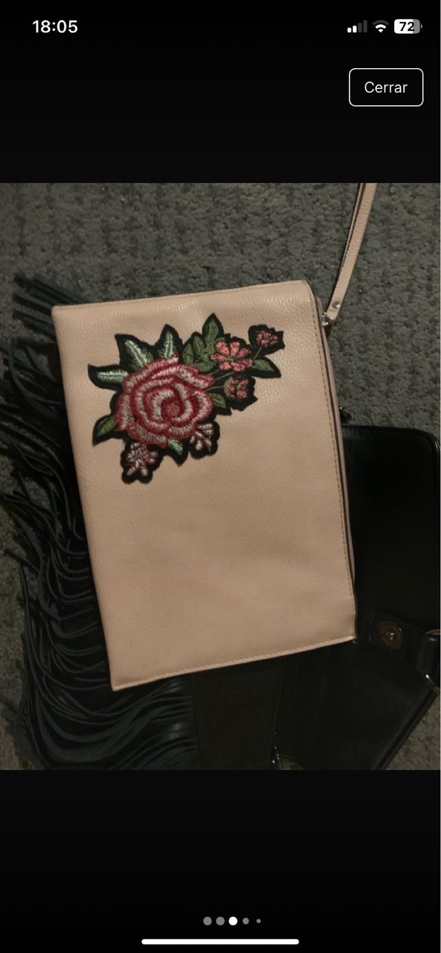 Bolsos rosa y negro con flecos