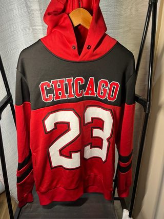 Sudadera Chicago Bulls 23 Roja con Diseños Negros.