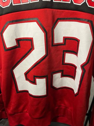 Sudadera Chicago Bulls 23 Roja con Diseños Negros.