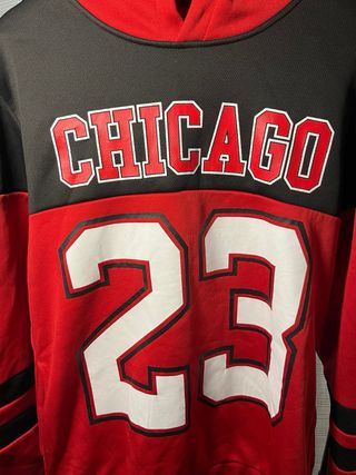 Sudadera Chicago Bulls 23 Roja con Diseños Negros.
