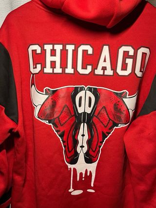 Sudadera Chicago Bulls 23 Roja con Diseños Negros.