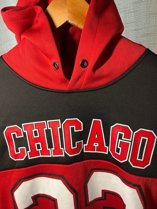 Sudadera Chicago Bulls 23 Roja con Diseños Negros.
