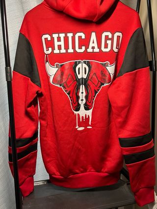 Sudadera Chicago Bulls 23 Roja con Diseños Negros.
