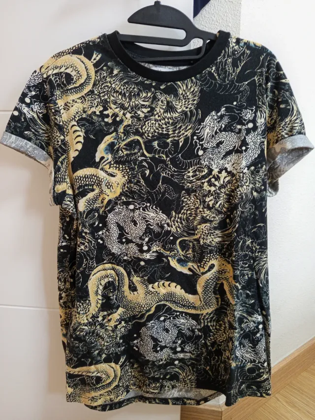 Camiseta negra con estampado de dragones dorados