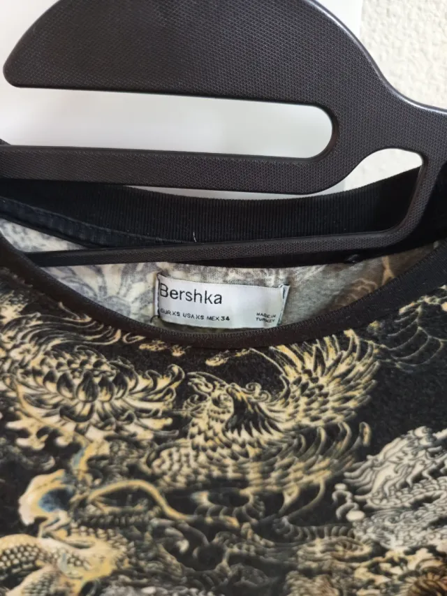 Camiseta negra con estampado de dragones dorados