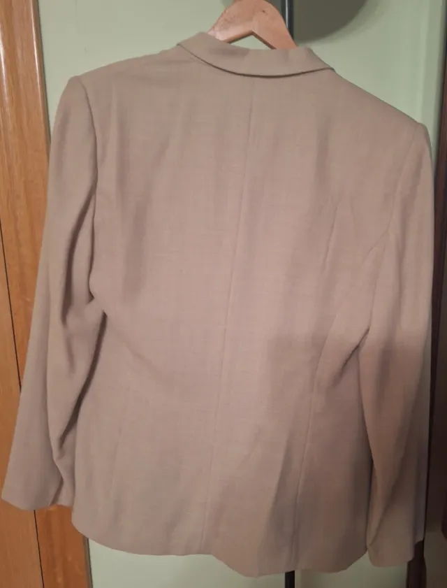 Traje de chaqueta y pantalón beige talla 42