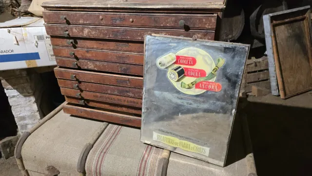 Cajonera antiga de linhas Fabra y Coats