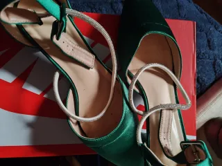 Zapatos de tacón verdes con pedrería