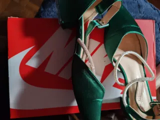 Zapatos de tacón verdes con pedrería