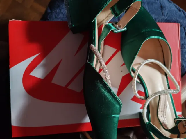 Zapatos de tacón verdes con pedrería