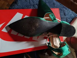 Zapatos de tacón verdes con pedrería
