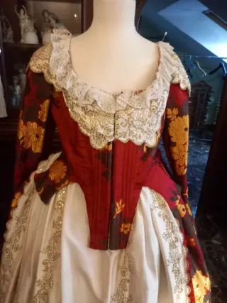 Traje Fallero Rojo y Dorado