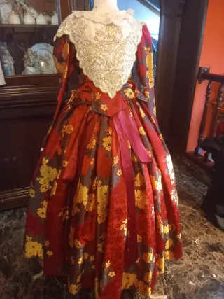 Traje Fallero Rojo y Dorado