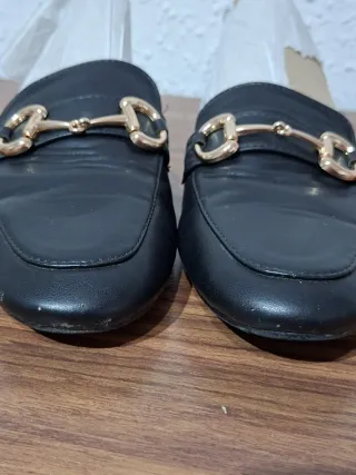 Mocasines negros con hebilla dorada