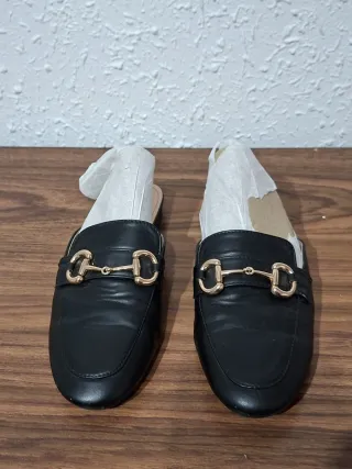 Mocasines negros con hebilla dorada