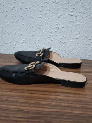 Mocasines negros con hebilla dorada