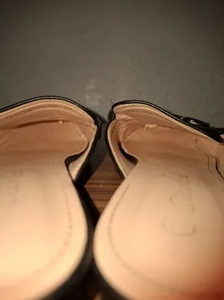 Mocasines negros con hebilla dorada