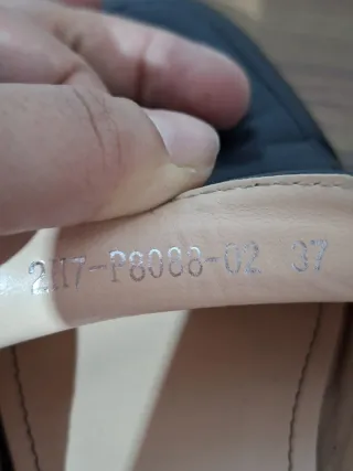 Mocasines negros con hebilla dorada