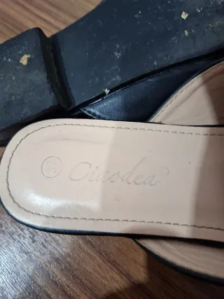 Mocasines negros con hebilla dorada