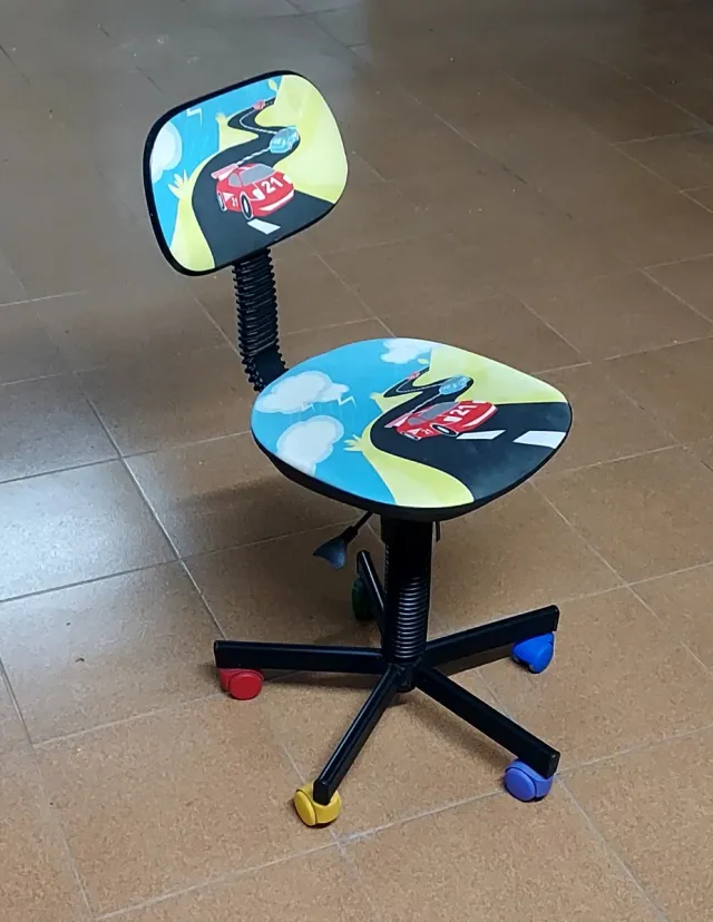 Sedia girevole per bambini con ruote e design di auto