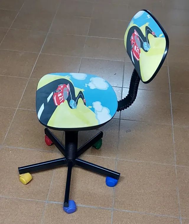 Sedia girevole per bambini con ruote e design di auto