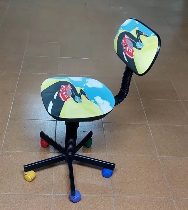 Sedia girevole per bambini con ruote e design di auto