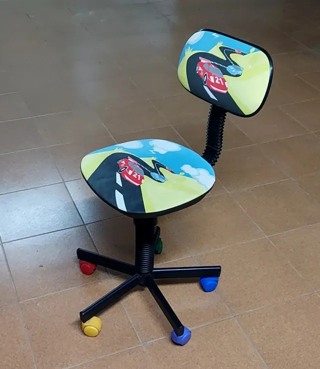 Sedia girevole per bambini con ruote e design di auto