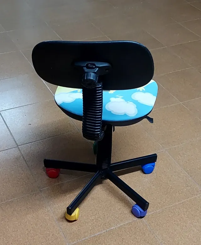 Sedia girevole per bambini con ruote e design di auto