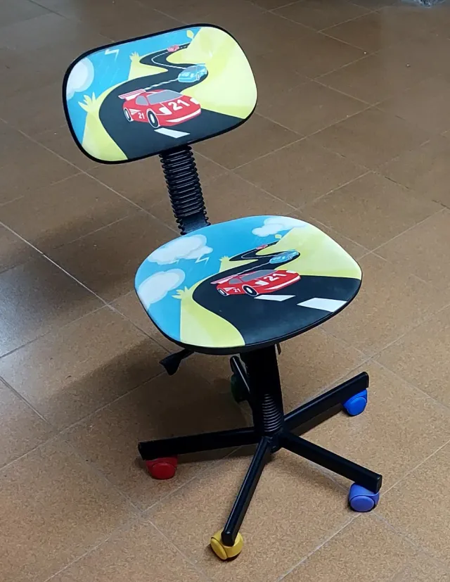 Sedia girevole per bambini con ruote e design di auto