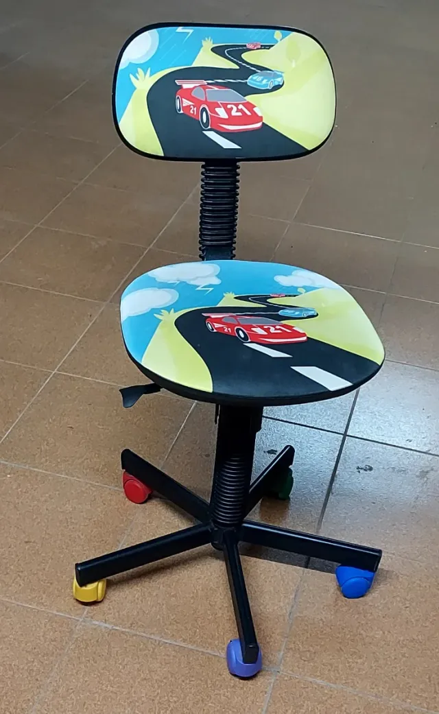 Sedia girevole per bambini con ruote e design di auto