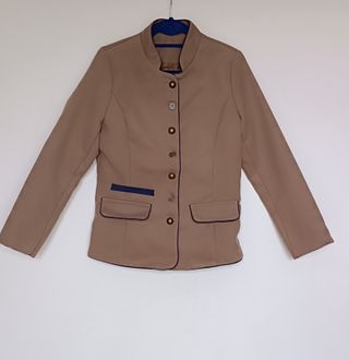 Chaqueta camel con ribete azul