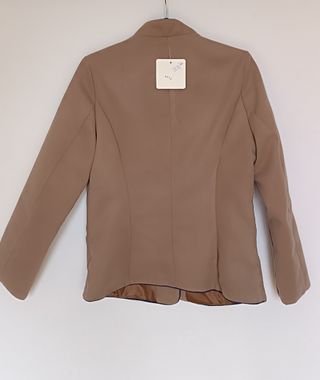 Chaqueta camel con ribete azul