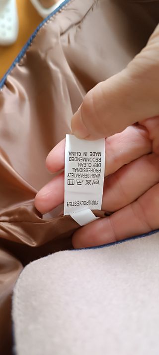 Chaqueta camel con ribete azul