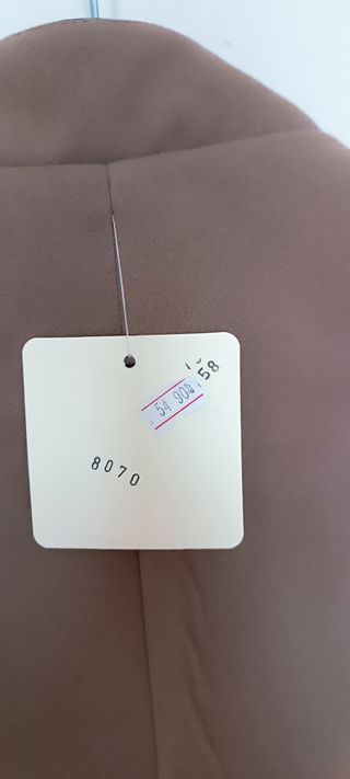 Chaqueta camel con ribete azul