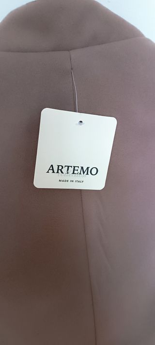 Chaqueta camel con ribete azul