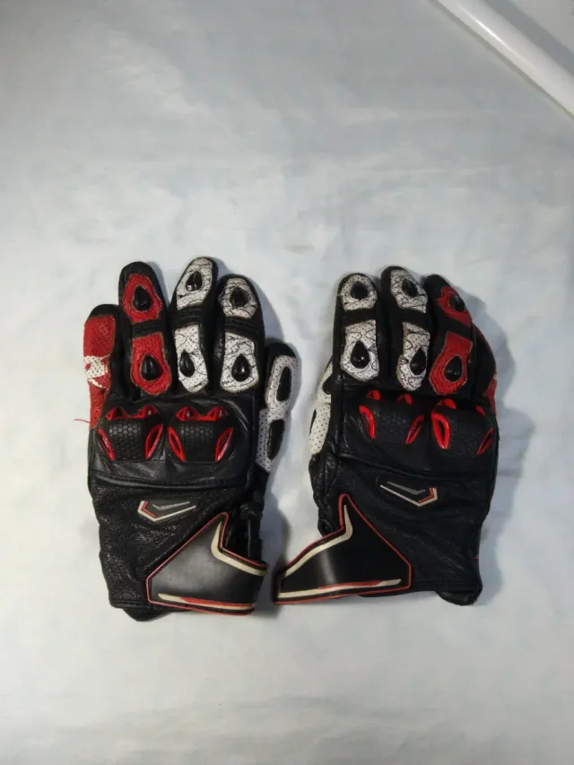 Guantes de moto negros y rojos
