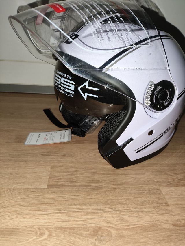 Casco de moto blanco con doble lente