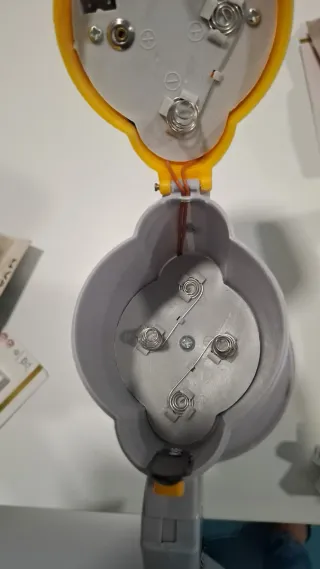 Megáfono gris y amarillo