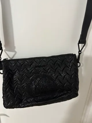 Bolso bandolera negro acolchado