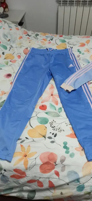 Chándal Adidas azul y rosa
