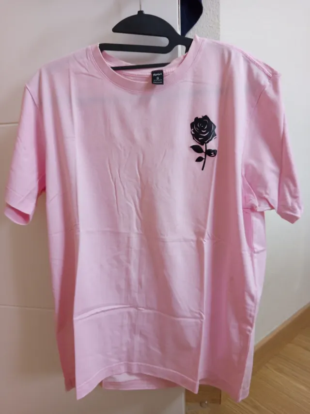 Camiseta rosa con rosa negra talla S