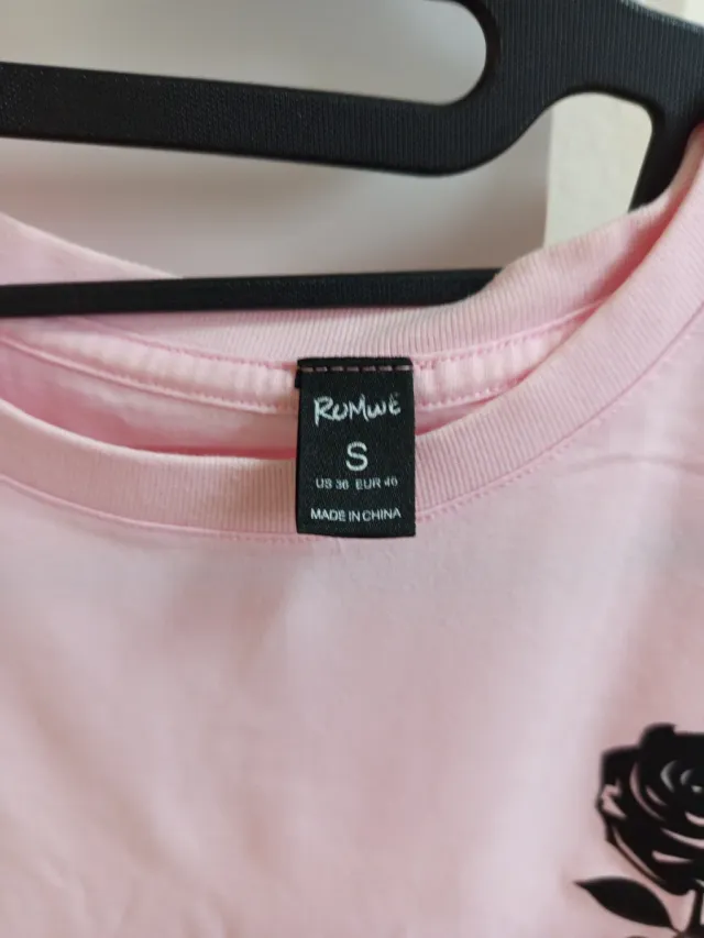 Camiseta rosa con rosa negra talla S