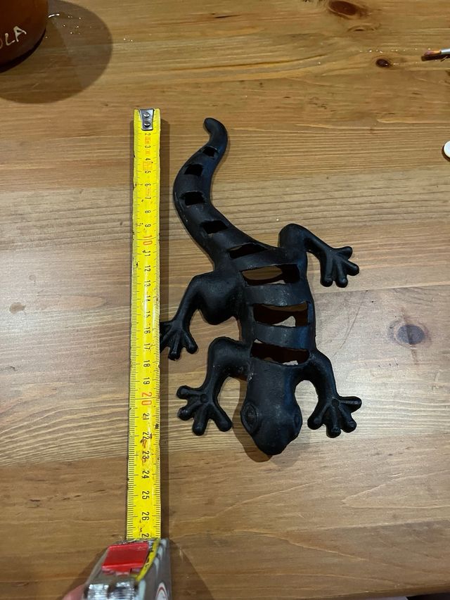 Decoración de salamandra negra