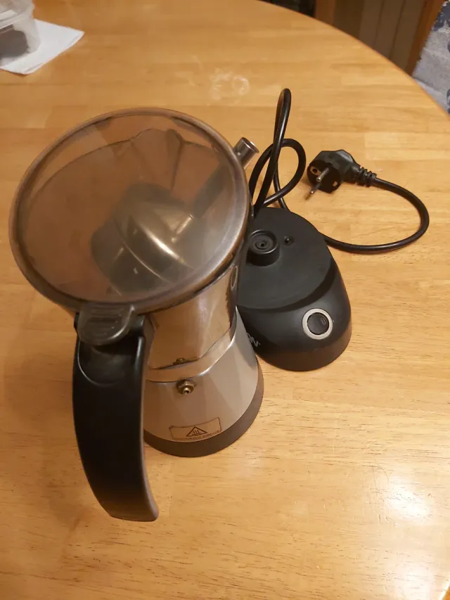 CAFETERA ELÉCTRICA PALSON.  ITALIANA DE 6 TAZAS