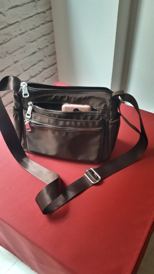 Bolso bandolera marrón con cremalleras