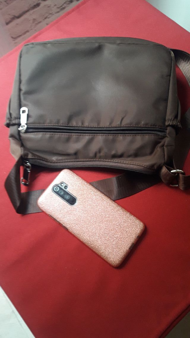 Bolso bandolera marrón con cremalleras