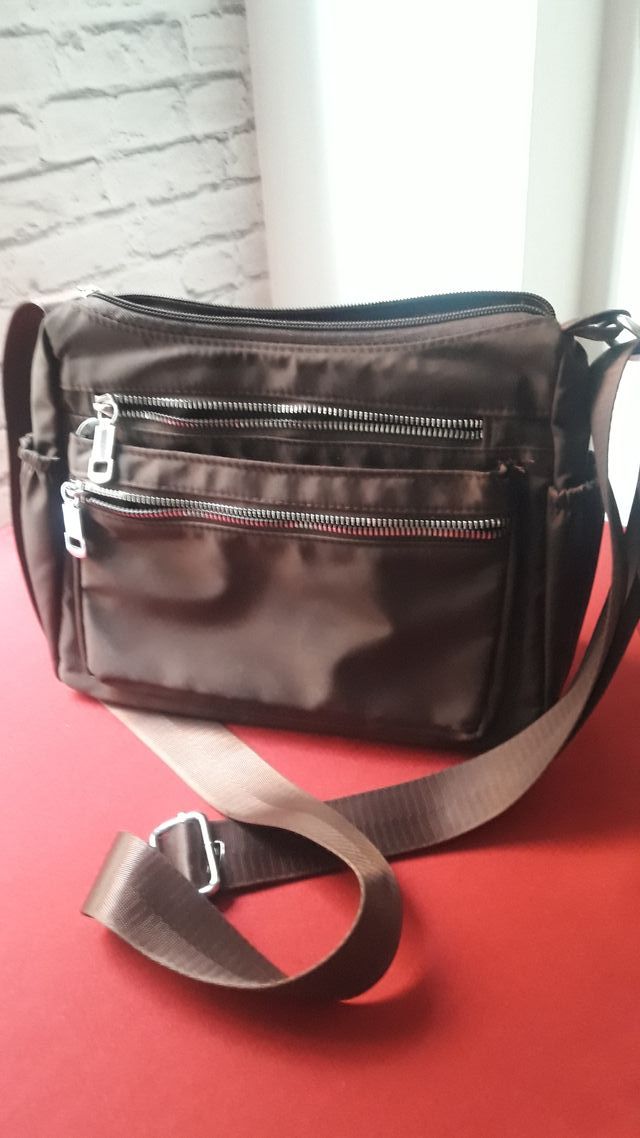 Bolso bandolera marrón con cremalleras