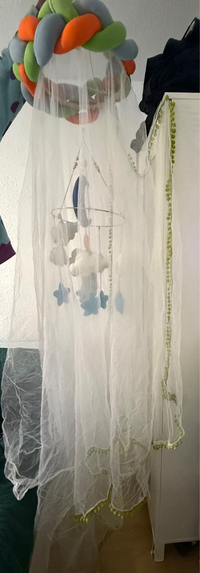 Toldillo cuna bebé con móvil hecho a mano