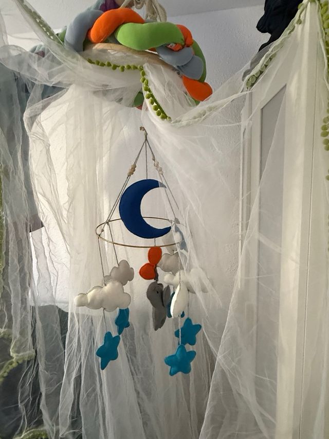 Toldillo cuna bebé con móvil hecho a mano