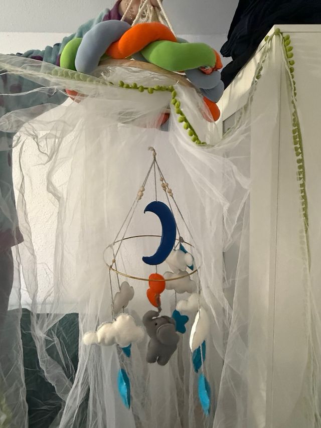 Toldillo cuna bebé con móvil hecho a mano